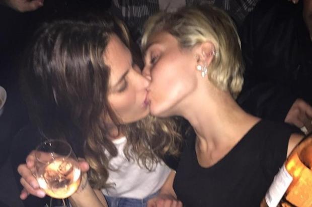 Miley Cyrus aparece dando beijão em amiga durante festa instagram/Reprodução