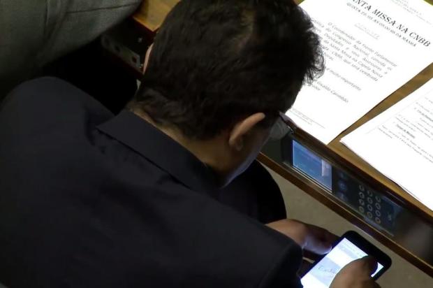 Deputado assiste a vídeo pornô durante votação na Câmara SBT Brasília/Reprodução Deputado assiste a vídeo pornô durante votação na Câmara SBT Brasília/Reprodução