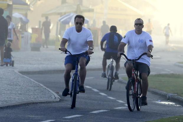 Arnold Schwarzenegger anda de bicicleta pela orla do Rio de Janeiro Gabriel Reis/AgNews