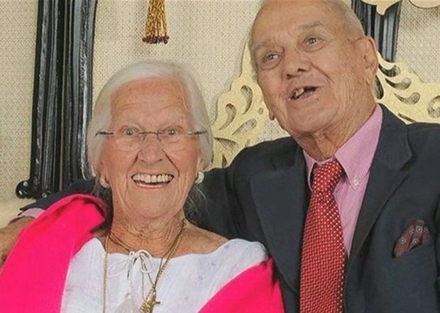 Eles foram casados por 75 anos e morreram abraçados Facebook/Reprodução