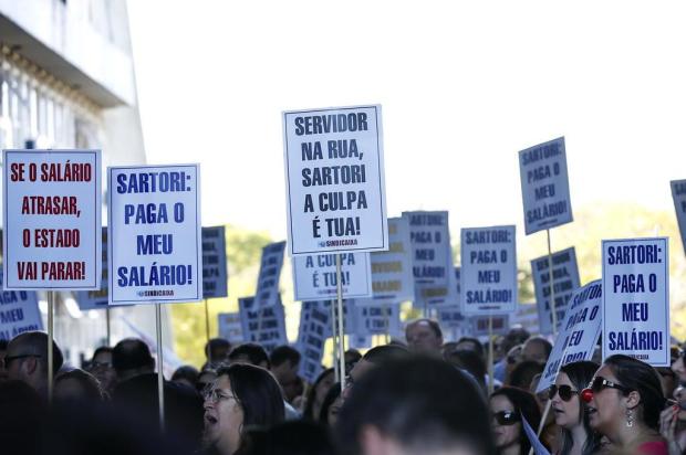 Servidores do Estado protestam contra o parcelamento dos salários no Centro da Capital Mateus Bruxel/Agencia RBS Servidores do Estado protestam contra o parcelamento dos salários no Centro da Capital Mateus Bruxel/Agencia RBS