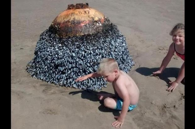 Foto: Reprodução / Twitter Crianças encontram bomba da 2º Guerra Mundial em praia do Reino Unido Reprodução/Twitter