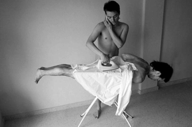 A ordem é passar, lavar e engomar! Dividir tarefas em casa influencia na satisfação sexual David Blázquez/Divulgação