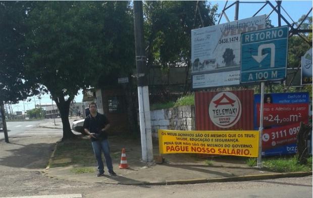 PM solitário faz protesto contra o parcelamento de salários em Cachoeirinha Arquivo Pessoal /Arquivo Pessoal