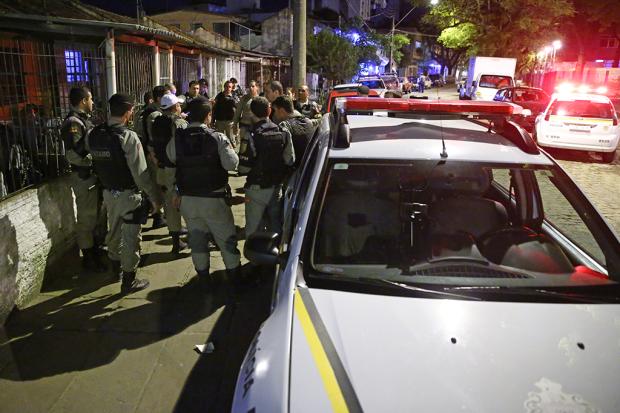 Em perseguição, pedestre e dois policiais militares são baleados em Porto Alegre Félix Zucco/Agência RBS