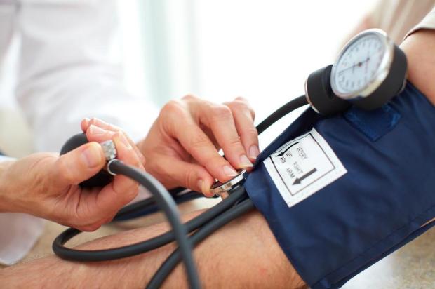Como baixar a pressão arterial naturalmente? Conheça cinco formas comprovadas pela ciência Kurhan/Shutterstock