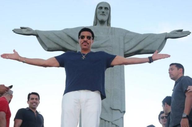 No Brasil, Lionel Richie chama a atenção no Cristo Redentor André Freitas/AgNews/Divulgação