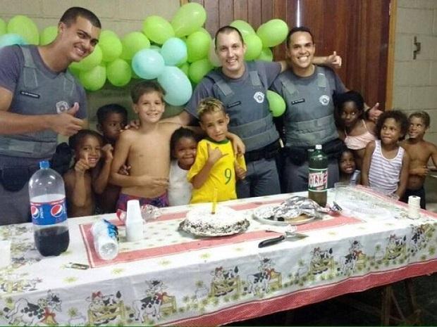 Eric, com camiseta da Seleção Brasileira, ganhou festa surpresa Eric, com camiseta da Seleção Brasileira, ganhou festa surpresa