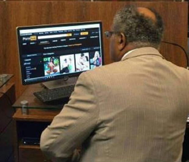 Vereador é flagrado navegando por site pornô durante sessão da Câmara em Florianópolis Reprodução / Facebook/Facebook