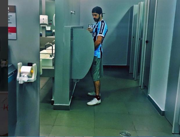 De camiseta do Grêmio e urinando, Enrico Celico rebate críticas à foto polêmica reprodução / instagram/instagram