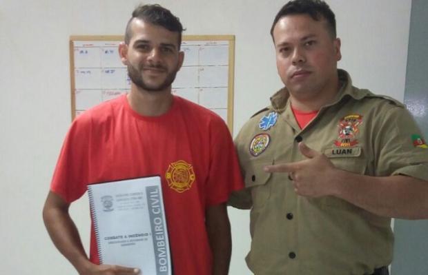 Motoboy que salvou gatinho em Canoas ganha curso de bombeiro civil: "É um sonho" Luan Souza / Arquivo Pessoal/Arquivo Pessoal