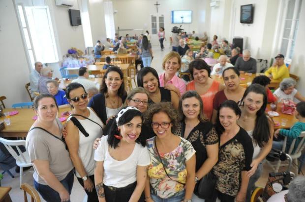 Anjas de Batom levam amor e alegria aos moradores do Asilo Padre Cacique em chá das mães Luiz Armando Vaz/Agencia RBS