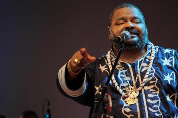 Arlindo Cruz vai à praia pela primeira vez após AVC Divulgação/Divulgação