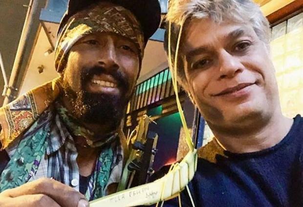 Fábio Assunção ajuda artista de rua a se comunicar com a mãe Reprodução / Instagram/Instagram