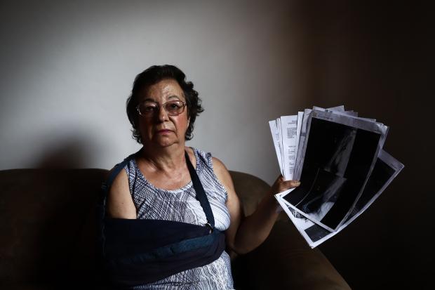 Mesmo após reportagem, idosa continua aguardando cirurgia desde 2014 para tratar braço quebrado Carlos Macedo / Agencia RBS/Agencia RBS