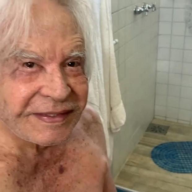 VÃDEO: aos 91 anos, Cid Moreira surpreende seguidores ao aparecer sem camisaÂ  ReproduÃ§Ã£o/Instagram