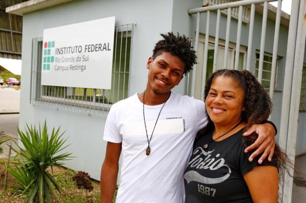 MÃ£e e filho comemoram a formatura no mesmo curso no Instituto Federal do RSÂ  Robinson EstrÃ¡sulas/Agencia RBS