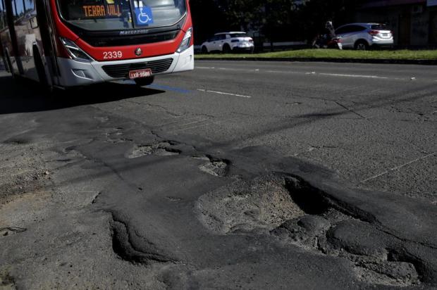 Buracos e desgaste do asfalto atrapalham trajeto de ônibus na zona sul da Capital Mateus Bruxel/Agencia RBS