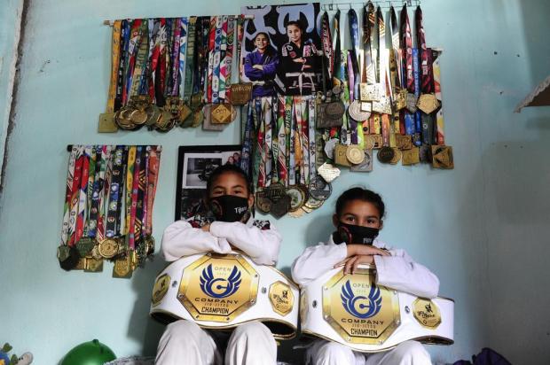 Campeãs de jiu-jítsu, irmãs de 11 e 9 anos treinam em estofaria e pedem doações em sinaleiras para seguir competindo Ronaldo Bernardi/Agencia RBS