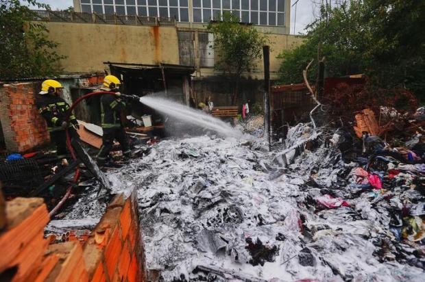 Incêndio destrói duas casas na zona sul de Porto Alegre Lauro Alves / Agência RBS/Agência RBS