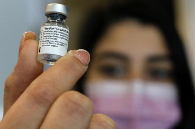 RS receberá cerca de 30 mil doses da vacina da Pfizer em maio, mas uso será restrito a Porto Alegre Ahmad Gharabli / AFP/AFP