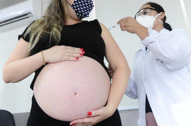 Gestantes e puérperas que tomaram primeira dose de AstraZeneca podem completar vacinação com Pfizer a partir desta quarta em Porto Alegre Ronaldo Bernardi / Agencia RBS/Agencia RBS