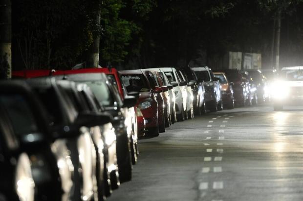 Motoristas fazem fila em postos de combustíveis de Porto Alegre para abastecer a R$ 2,99 por litro Ronaldo Bernardi / Agencia RBS/Agencia RBS