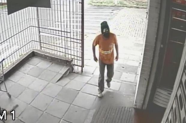 VÍDEO: polícia procura ladrão que se veste de gari para assaltar estabelecimentos comerciais em Porto Alegre Polícia Civil / Reprodução/Reprodução