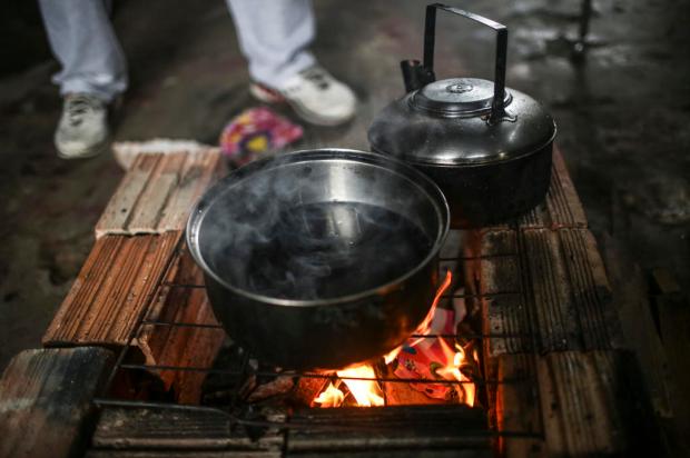 Com botijão de gás a R$ 100, famílias de Porto Alegre apelam para lenha e fogões improvisados André Ávila / Agencia RBS/Agencia RBS