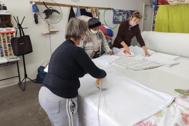 Com mil metros de tecidos doados, voluntárias produzem roupa de cama para o Hospital de Novo Hamburgo Karina Moraes / FSNH/Divulgação/FSNH/Divulgação
