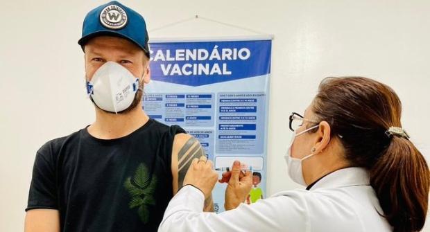 Rodrigo Hilbert é vacinado contra a covid-19 e gera piadas na internet: "Produziu a vacina" @RodrigoHilbert Twitter / Reprodução/Reprodução