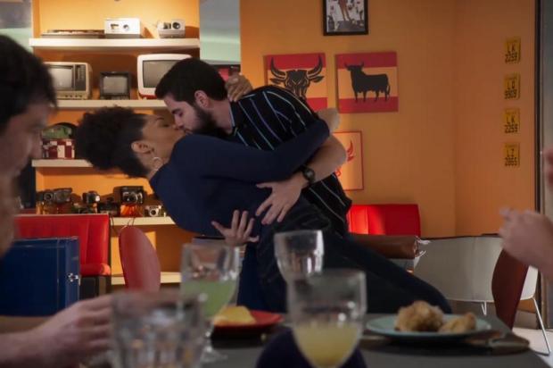 "Salve-se Quem Puder": público comemora primeiro beijo de um homem trans na TV aberta TV Globo / Reprodução/Reprodução