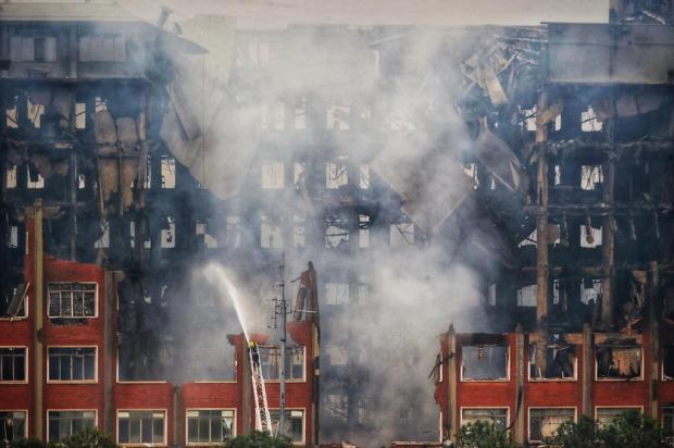 Resgate em meio a escombros e o desafio para resfriar as ruínas: o dia seguinte ao incêndio que destruiu o prédio da SSP Lauro Alves / Agencia RBS/Agencia RBS