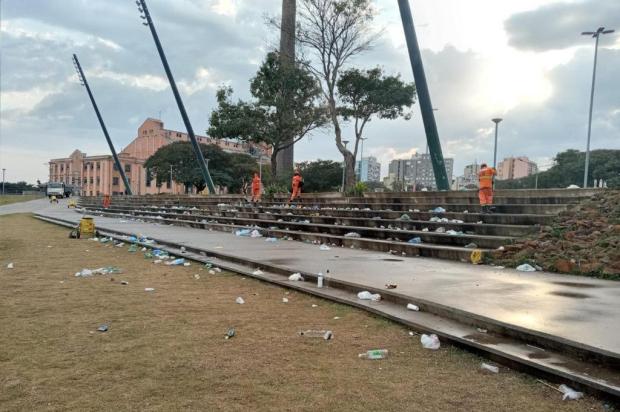 Prefeitura limpa trecho da Orla que amanheceu tomado de lixo nesta segunda-feira Divulgação / PMPA/PMPA