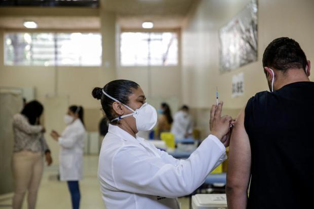Porto Alegre amplia vacinação contra covid para pessoas com 20 anos ou mais nesta quinta-feira Marco Favero / Agencia RBS/Agencia RBS