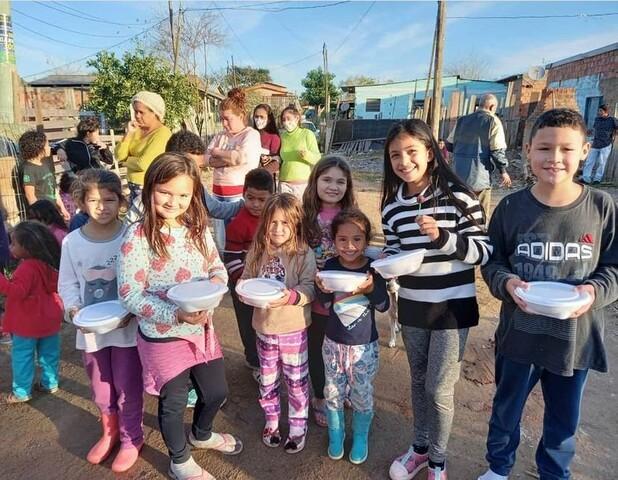Casal de voluntários lança campanha para conseguir leite e bolachas a crianças de Alvorada Peregrinos Revolucionários / Reprodução/Reprodução
