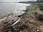 Vento gera acúmulo de lixo nas margens do Guaíba e chama atenção na Orla Eduardo Paganella / Agencia RBS/Agencia RBS