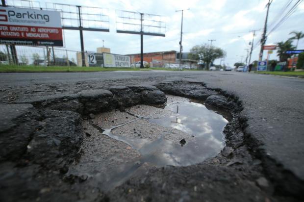 Motorista relata gasto de quase R$ 300 para arrumar rodas danificadas por buracos nas ruas e avenidas de Porto Alegre Ronaldo Bernardi / Agencia RBS/Agencia RBS