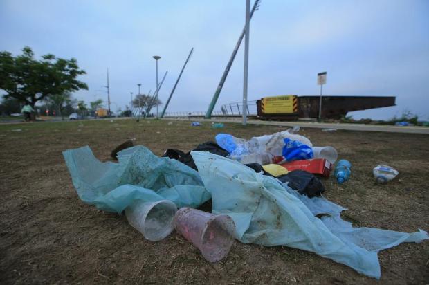 Orla do Guaíba amanhece tomada por lixo após domingo de movimento intenso Ronaldo Bernardi / Agencia RBS/Agencia RBS