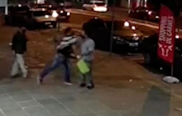 VÍDEO: imagens mostram começo da discussão e agressões que mataram vendedor ambulante em frente a açougue de Alvorada Reprodução / Divulgação/Divulgação