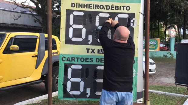 Postos de Porto Alegre reajustam em até R$ 0,20 o preço da gasolina Ronaldo Bernardi / Agencia RBS/Agencia RBS