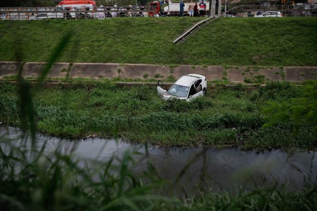 Carro cai no arroio Dilúvio após motorista perder controle do veículo Anselmo Cunha / Agência RBS/Agência RBS