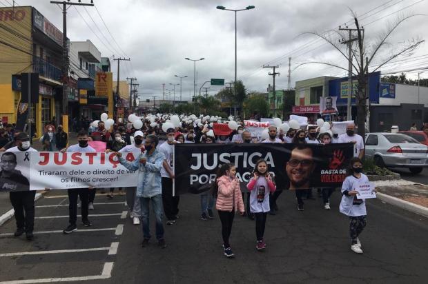 Familiares e amigos de vendedor ambulante morto em frente a açougue fazem protesto em Alvorada Cid Martins / Agencia RBS/Agencia RBS