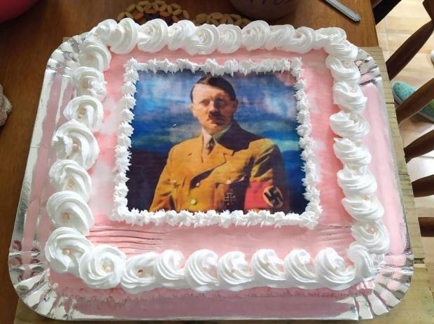 Jovem que teve bolo com imagem de Hitler em festa de aniversário diz que não tinha intenção de fazer apologia ao nazismo Facebook / Reprodução/Reprodução