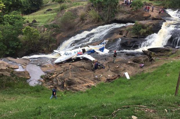 Avião que transportava Marília Mendonça começa a ser retirado do local da queda Handout / Minas Gerais Fire Department / AFP/Minas Gerais Fire Department / AFP
