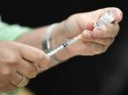 "Para evitar o caos que vimos em abril passado, a única solução é a cobertura vacinal completa", reforça virologista THOMAS KIENZLE / AFP/AFP