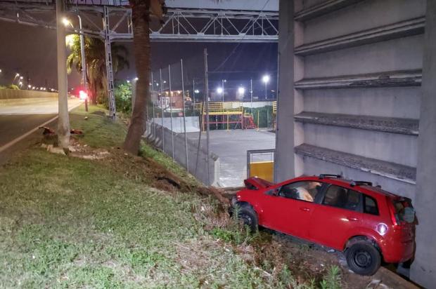 Motorista bate carro em poste, cai em barranco e tenta fugir a pé em Porto Alegre   Eduardo Paganella / RBS TV/RBS TV