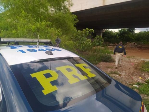 Trio é preso suspeito de apedrejar caminhões na BR-448 PRF / Divulgação/Divulgação