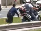 Vídeo mostra homem correndo algemado a moto da Polícia Militar Twitter / Reprodução/Reprodução