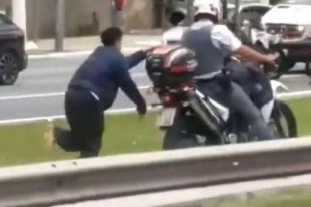 Vídeo mostra homem correndo algemado a moto da Polícia Militar Twitter / Reprodução/Reprodução